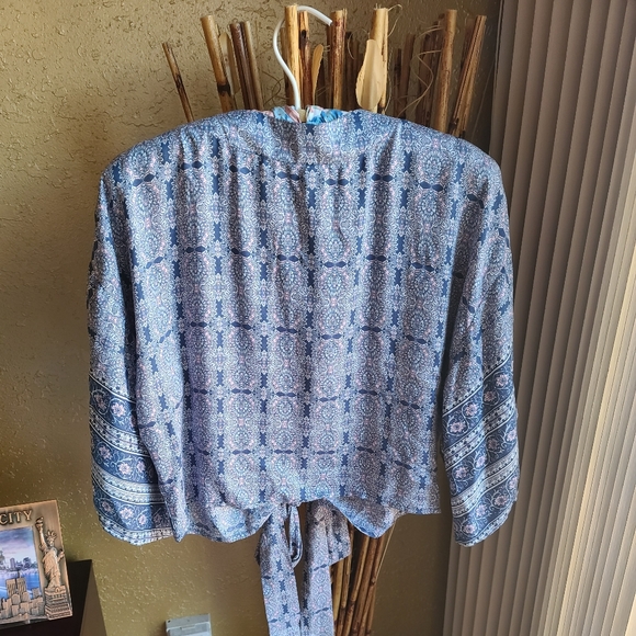 Fun and Flirt shirt. Size Small - Picture 2 of 3